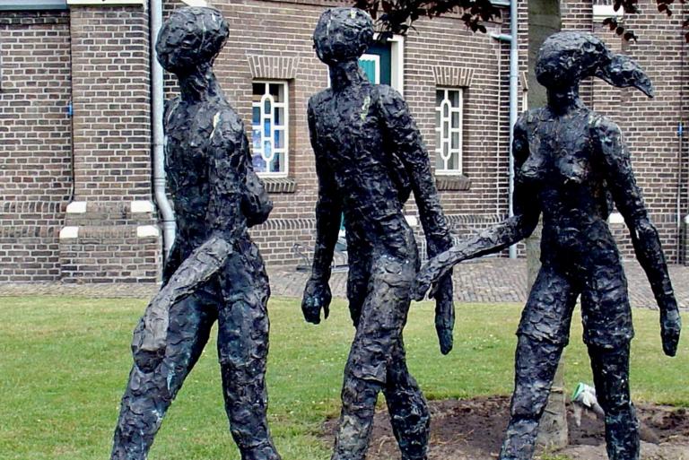 Pieterpad wandelaars in brons- Nelleke Allersma